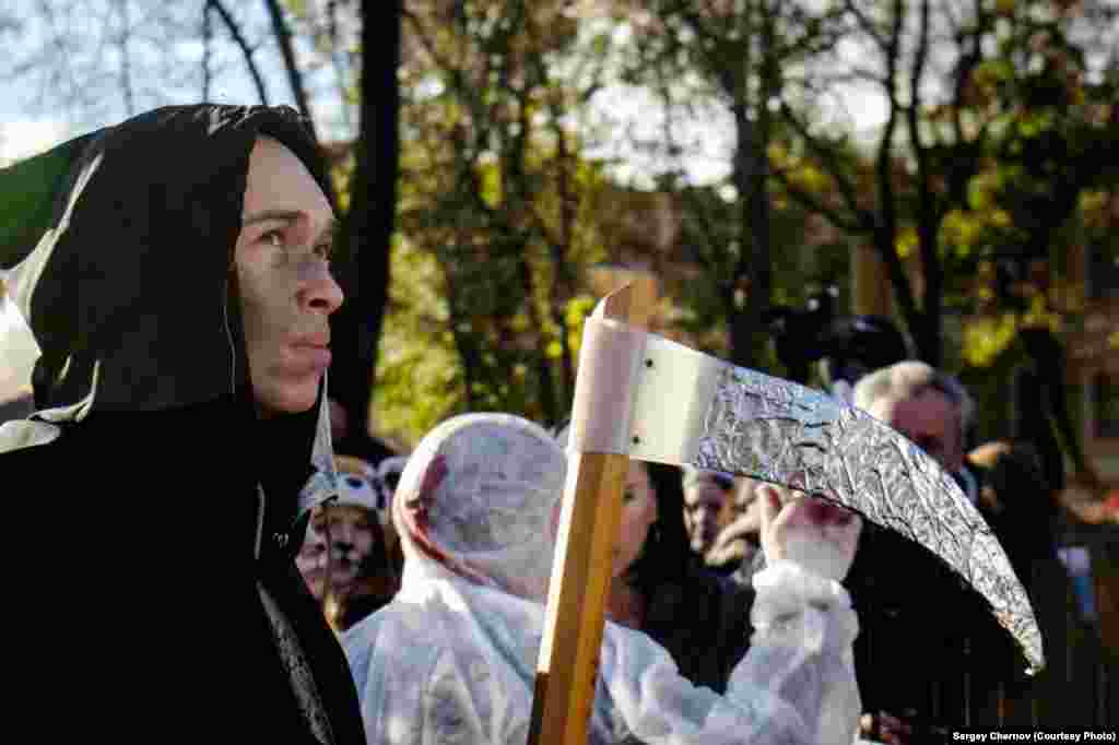 About 400 young activists turned out in St. Petersburg. Some came in butcher's and executioner's outfits waving banners that read "Wear fur, wear death" and "Our fashion is murder."