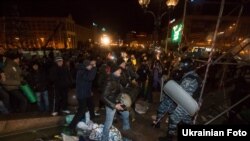 Беркутівці б'ють студентів на Майдані Незалежності у Києві, 30 листопада 2013 року