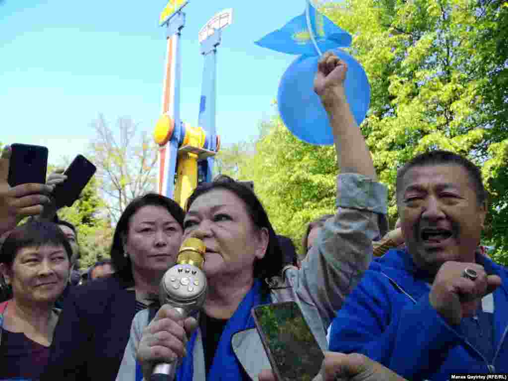 В Алматы протестующие собрались в Центральном парке отдыха ( ранее – парк имени М. Горького). Десятки людей потребовали от властей проведения честных выборов и выразили протест строительству атомной электростанции в Казахстане. Некоторые из протестующих пришли с голубыми воздушными шарами. Алматы, 1 мая 2019 года. 