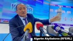 Саламаттык сактоо жана социалдык өнүктүрүү министри Алымкадыр Бейшеналиев. 