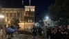 Sa jedne strane policijskog kordona, aktivistkinje i aktivisti odali su počast žrtvama srebreničkog genocida. Sa druge su se okupili pripadnici ekstremno desničarskih grupa koji negiraju genocid i veličaju ljude osuđene za taj zločin.