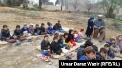 قبايلي سيمو کې د جګړو له وجې د ښوونځيو ويجاړېدو وروسته زده کوونکي تر شنه اسمان لاندې په درسونو ويلو مجبوره شوي