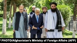 د پاکستان د بهرنیو چارو وزیر اسحاق ډار (په مینځ کې) کابل کې د طالبانو د بهرنیو چارو له وزیر امیر خان متقي سره (له ښي لوري لومړی) سره خبرې کوي - د اپرېل ۱۹مې انځور.