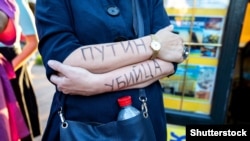 Одна із жінок під час низки одиночних пікетів в російському Петербурзі, коли влада Росії ще не погоджувалася на вивезення російського опозиціонера Олексія Навального за кордон на лікування після отруєння. Петербург, 21 серпня 2020 року