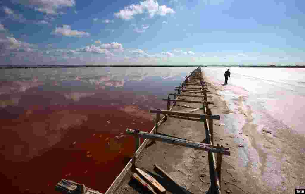 Вода в озере Сасык-Сиваш окрашивается в красный цвет из-за водорослей, которые содержат большое количество бета-каротина.