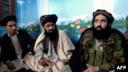 د تحریک طالبان پاکستان ویاند شاهدالله شاهد (ښي لوري ته) په یو نامعلوم ځای کې د خبري غونډې پر مهال - انځور له ارشیفه