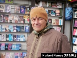 Nelu Dinu lucrează între 12-14 ore pe zi. O fac cu mare plăcere, dar, spune el, implică multe. „De la a lua cărțile de la om de acasă, la curățarea lor, sortarea pe categorii și fotografierea lor. Sunt câteva operațiuni, adică nu se ia pur și simplu cartea și se pune pe site”.