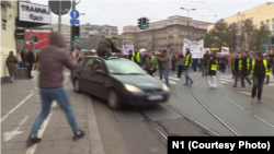 Vozač automobila je studentkinju udario na trotoaru, nakon čega je devojka odletela na krov automobila. Nekoliko sekundi kasnije, ona je sa krova automobila pala na ulicu.