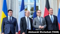 Жан-Ів Ле Дріан (другий зліва) з головою МЗС України Павлом Клімкіним (ліворуч), міністрами закордонних справ Німеччини Гейко Маасом і Росії Сергієм Лавровим