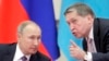 Президент России Владимир Путин (слева) и его помощник Юрий Ушаков