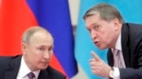 Президент России Владимир Путин (слева) и его помощник Юрий Ушаков