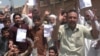 په پېښور کې خلک د برېښنايي پارچاو او لوړو بېلونو پرضد مظاهره کوي - پخوانی انځور.