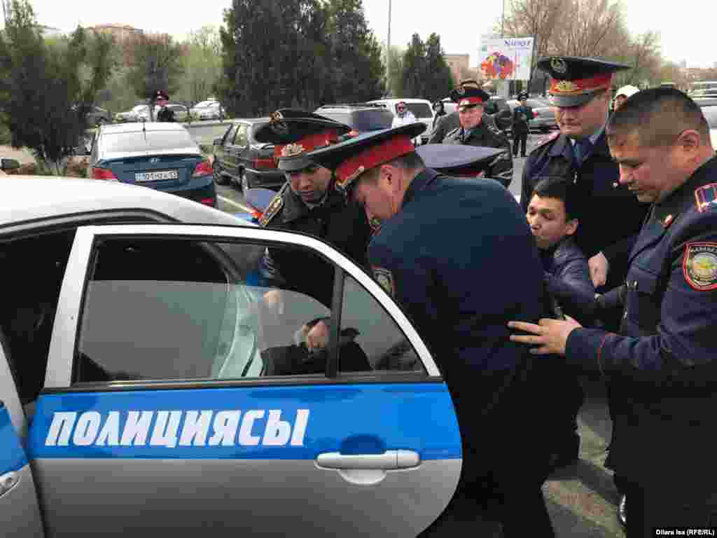 22 марта полиция также задержала четырех граждан возле дендропарка в Шымкенте. 