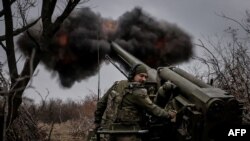 Військовослужбовець 24-ї механізованої бригади ЗСУ веде вогонь із самохідної гаубиці 2с5 «Гіацинт-с» по російських військах поблизу міста Часів Яр Донецької області. 19 жовтня 2024