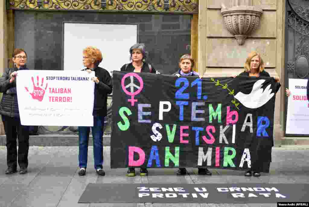 Povod za održavanje protesta je Međunarodni dan mira koji se obeležava 21. septembra, prema rečima Staše Zajović, aktivistkinje „Žena u crnom“. 