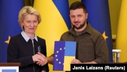 Президент Еврокомиссии Урсула фон дер Ляйен передала президенту Украины Владимиру Зеленскому опросник по предоставлению статуса страны-кандидата на вступление в ЕС