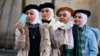 Млади момичета се снимат в Дамаск, след като дългогодишният авторитарен лидер на Сирия Башар Асад беше свален от власт. 20 декември 2024 г.