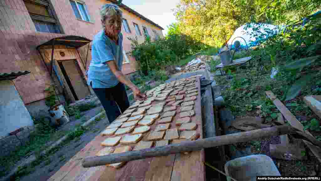Ольга, мешканка фронтового селища Опитне, сушить на сухарі хліб, який їй дали військові. Селище Опитне, що прямо навпроти Донецького аеропорту, ще з 2014 року внесене у перелік населених пунктів, на території яких органи державної влади тимчасово не здійснюють свої повноваження. Зараз тут проживають приблизно 40 цивільних осіб. У селищі немає магазину, світла, води, дорога сюди від Авдіївки геть погана. Але люди живуть, бо подітися їм нікуди. Селище Оптине, 12 серпня 2018 року ПЕРЕГЛЯНЬТЕ ФОТОГАЛЕРЕЮ