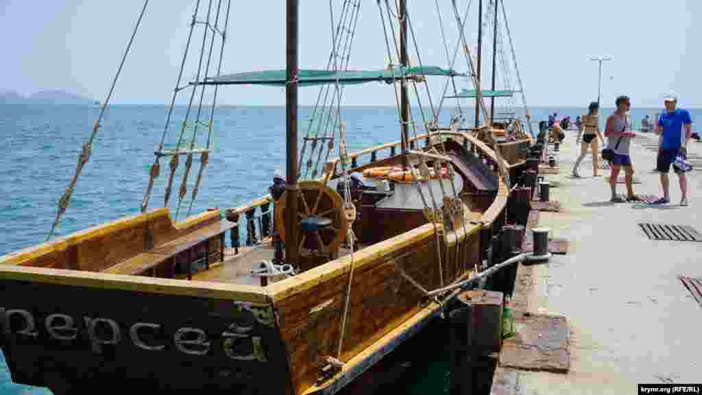 Кроме купания в море, отдыхающие совершают морские прогулки вдоль скалистых берегов Карадагского природного заповедника с обязательным проходом на кораблике через Золотые ворота 