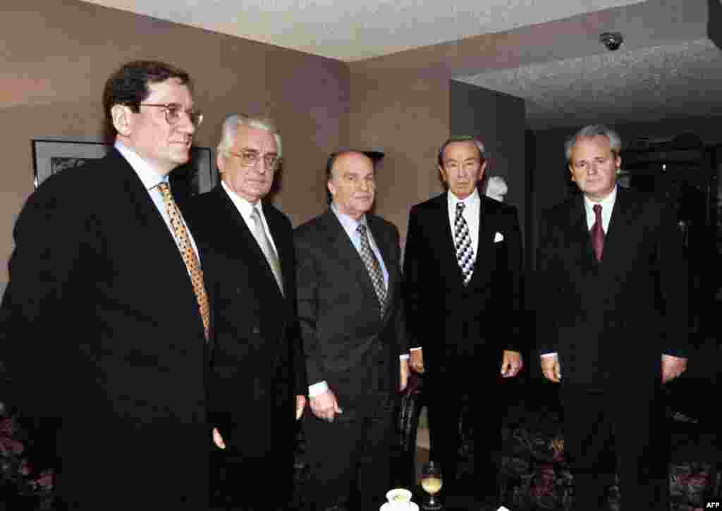 Delegacije poziraju fotografima uoči mirovnih pregovora u predgrađu Daytona, Ohio, SAD, 31. oktobar 1995. godine. S lijeva na desno: Richard Holbrooke, Franjo Tuđman, Alija Izetbegović, Warren Christopher i Slobodan Milošević.
