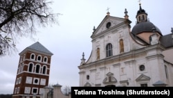 Касьцёл Божага Цела ў Нясьвіжы (справа), архіўнае фота