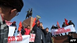 Митинг в поддержку задержанного депутата Омурбека Текебаева на площади "Ала-Тоо", Бишкек.