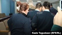 Василину Соколенко, бывшего члена совета директоров компании Sky Service, выводят из зала суда после приговора по делу о «мошенничестве». Алматы, 22 октября 2018 года.