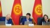 Премьер-министр Мухаммедкалый Абылгазиев (в центре), вице-премьер-министры Жениш Раззаков (слева) и Алтынай Омурбекова (справа) на совещании правительства. 26 сентября 2018 года.