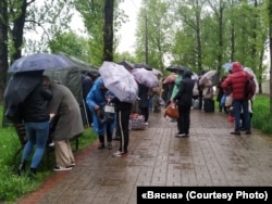 Черга з перадачами біля ізолятора на Окрестіна в Мінську (травень 2021 року)