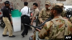 په پاکستان کې په تېرو شاوخوا دوو لسیزو کې پوځ اکثر د انتخاباتو امنیت ساتلو دنده پر مخ وړې ده - پخوانی انځور. 