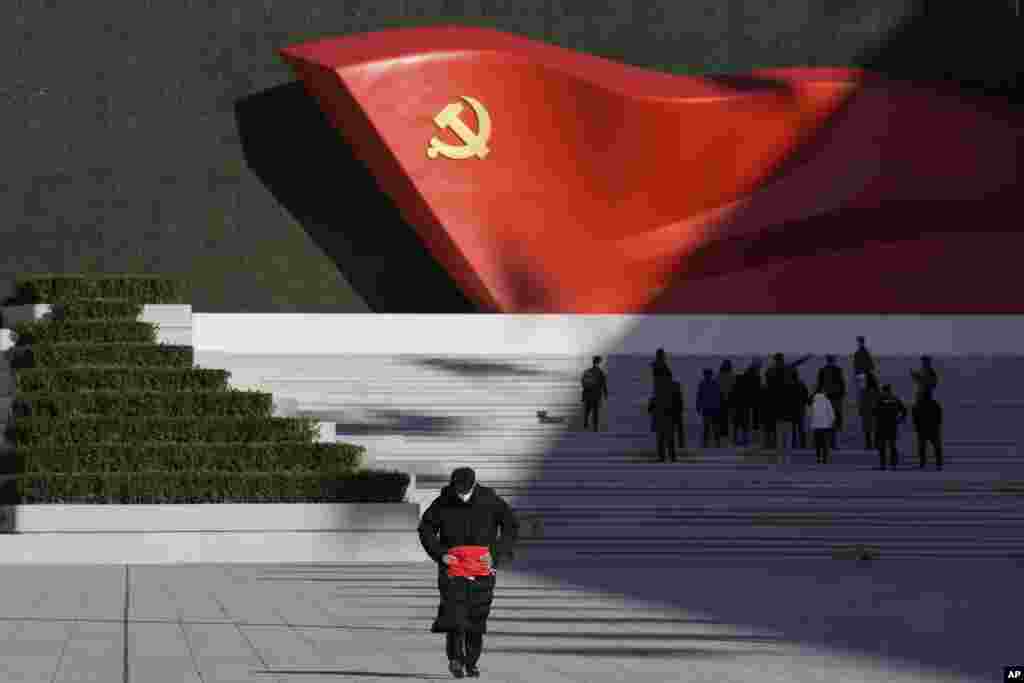 A 75-a aniversare găsește China comunistă mai aproape de Rusia decât în trecut. Președintele rus Vladimir Putin l-a felicitat pe Xi, miercuri, pentru aniversare și pentru stabilirea ulterioară a relațiilor diplomatice bilaterale, menționând că Rusia a fost prima țară care a recunoscut Republica Populară Chineză în urmă cu 75 de ani, potrivit agenției oficiale de presă Xinhua. Xi a reafirmat legăturile bilaterale strânse, afirmând că va continua să extindă „cooperarea pragmatică pe toate planurile” între cele două națiuni.