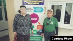 73-летняя Валентина и 77-летний Владимир Тарасовы в фойе здания Усть-Каменогорского специализированного городского суда после судебного процесса над ними по обвинению в неповиновении требованиям полиции. Усть-Каменогорск, 15 апреля 2019 года.
