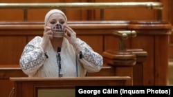 Diana Șoșoacă participă la ședinţa solemnă comună a Senatului şi Camerei Deputaţilor, dedicată aniversării a 30 de ani de la adoptarea Constituţiei, 6 decembrie 2021.