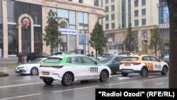 Дүйшөмбүнүн көчөлөрүндө электромобиль колдонгон таксилер көбөйүп келе жатат. (архивдик сүрөт)