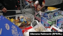 Puna kolica osnovnih životnih namirnica, jedna od prodavnica u Sarajevu, 16. mart