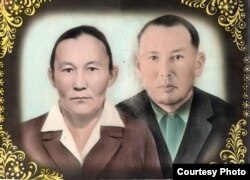 Абдырахман Алиев жубайы Шарипа Абыш кызы (1930–2008) менен. 1960-жылдар. Үй-бүлөлүк архив.