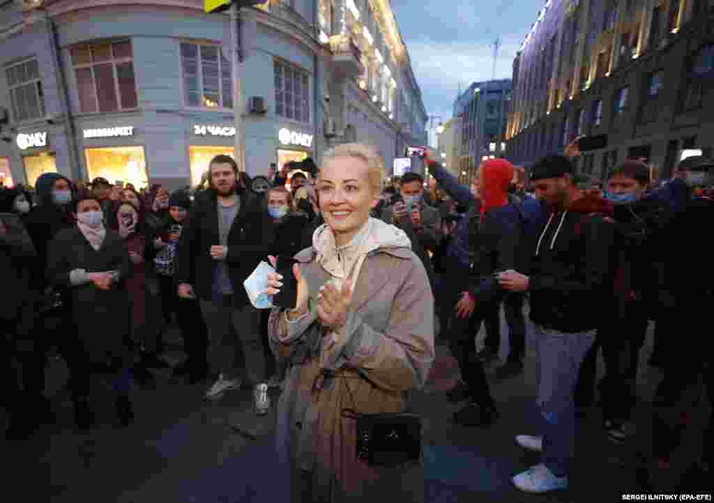 Demonstrators in Moscow applaud Yulia Navalnaya, Navalny's wife. 
