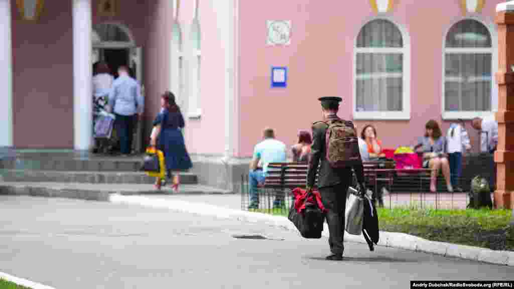 Попереду для випускників вступ до військових вишів 
