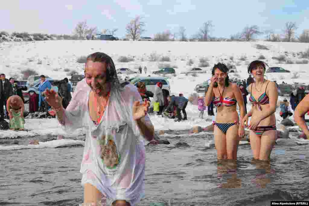 По словам верующих, ледяная вода приятно покалывает кожу. Многие повторили процедуру несколько раз. 