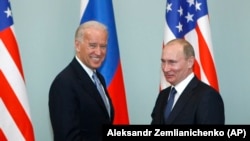 Віцепрезидент США Джо Байден (ліворуч) вітається з тодішнім російським прем'єр-міністром Володимиром Путіним у Москві, 10 березня 2011 року