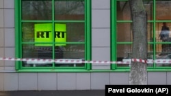 Russia Today și Sputnik au fost interzise pe teritoriul UE, inclusiv în România. Alte site-uri și canale Telegram propagă acum narativele Rusiei. Imagine generică cu sediul Russia Today. 