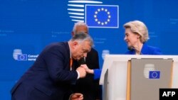 Премиерът на Унгария Виктор Орбан, председателят на Европейския съвет Антонио Коща и председателката на Европейската комисия Урсула фон дер Лайен