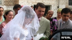 Despite relatively low living standards and widespread unemployment, Tajiks sometimes throw extravagant wedding parties they can barely afford. 