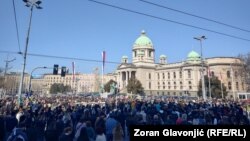 Studenți și cetățeni au blocat o intersecție din apropierea Parlamentului sârb timp de 15 minute. 4 martie 2025.