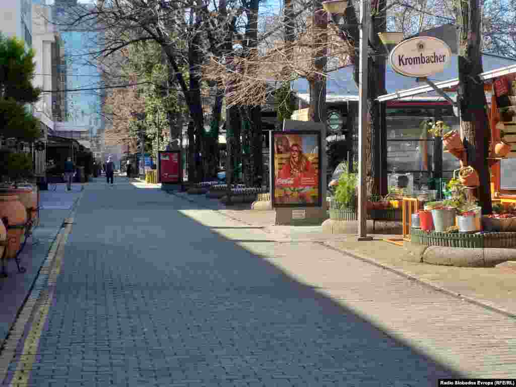 Zatvoreni kafići i restorani u jednom u centru Skoplja zbog pandemije korona virusom, 20. mart, 2020. 