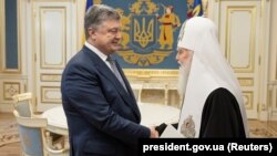 Ukrainian President Petro Poroshenko meets with Patriarch Filaret in Kyiv on April 18.