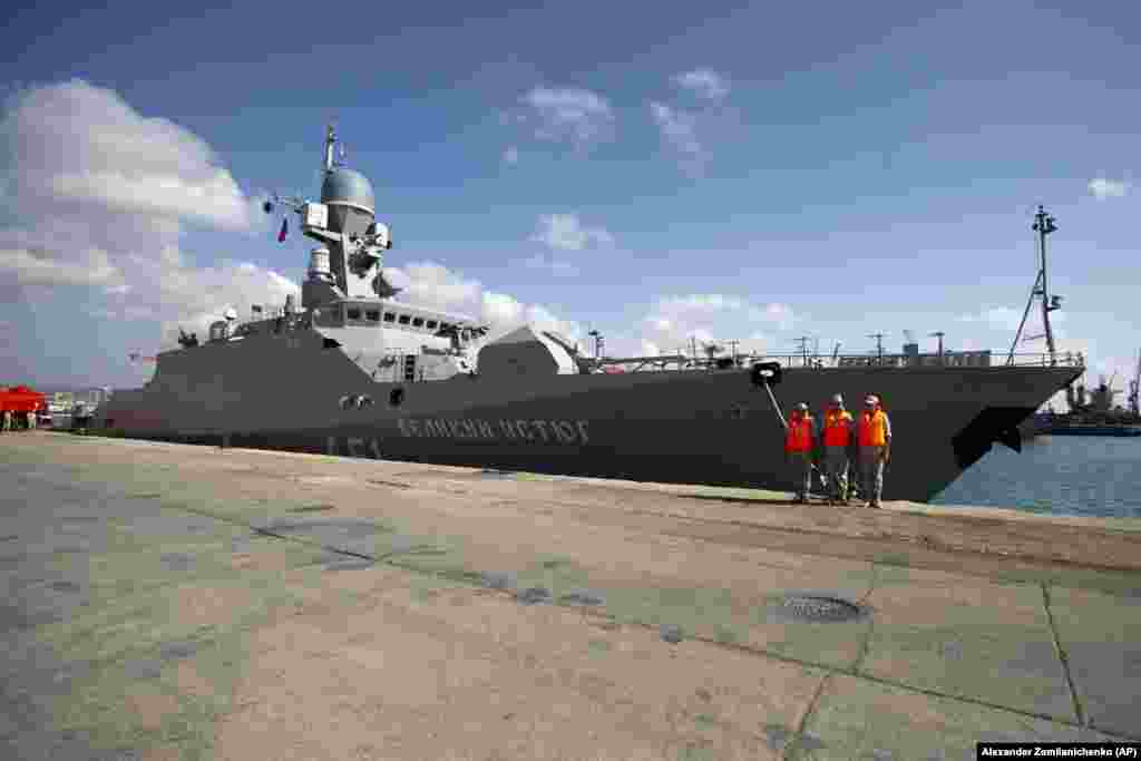 Российский корвет, бросивший якорь в Тартусе. Сентябрь 2019 года. Заместитель министра иностранных дел России Михаил Богданов заявил российским СМИ 13 декабря: «Базы все еще там, где они всегда были, на сирийской территории. Никаких других решений на данный момент не принято»