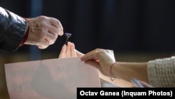 Mulți candidați la europarlamentare refuză să facă publice numele sponsorilor lor de campanie.