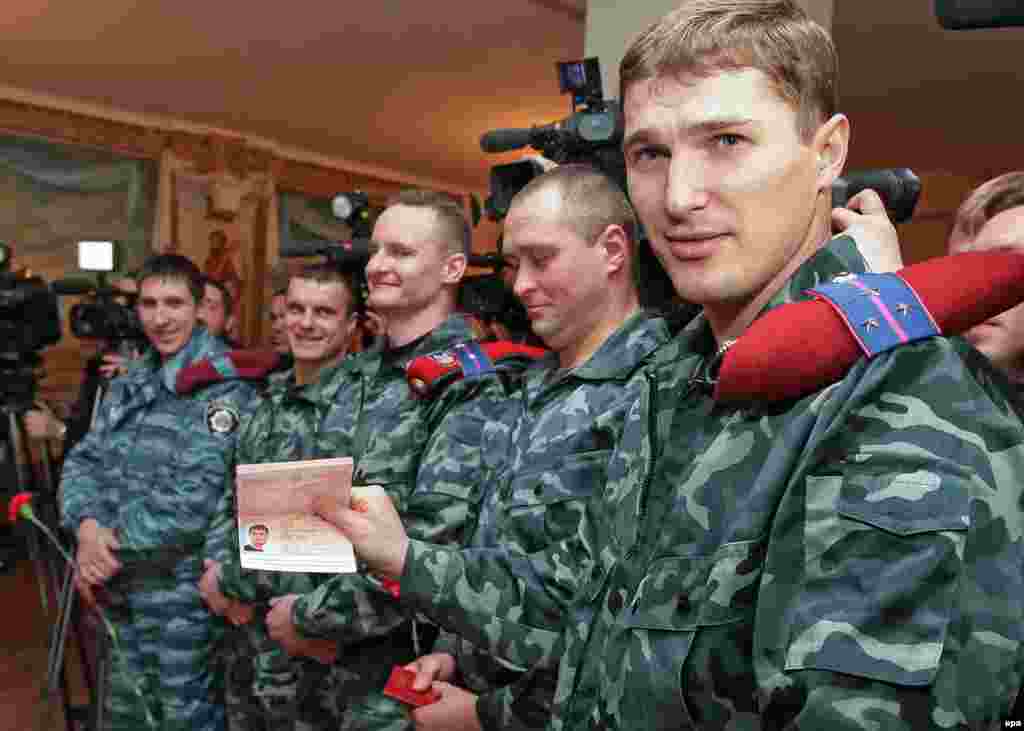 Бывшие офицеры украинского "Беркута" демонстрируют полученные россиские паспорта в консульстве РФ в Крыму.
