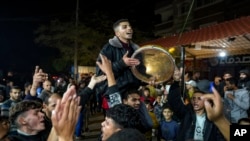 فلسطينيان په غزه کې د اسراييلو او حماس ترمينځ د اوربند تر موافقې وروسته خوشالي کوي ـ انځور له ارشیفه.
